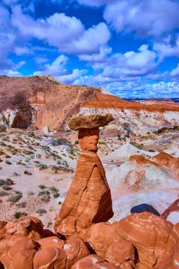 Toadstool Hoodoos 'da Kanab Utah yakınlarındaki çölde yükselen yükselen yükselen hudut, canlı kırmızı kumtaşları, çarpıcı kaya katmanları, ve Amerikan Güneybatısının vahşi güzelliğini yansıtan engin bir gökyüzü