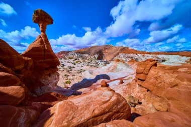 Toadstool Hoodoo, Kanab Utah 'ta mavi bir gökyüzünün altında dimdik duruyor. Etrafı kırmızı kumtaşı ve çöl manzaralarıyla çevrili. Amerika' nın güneybatısının dramatik güzelliğini gözler önüne seriyor.