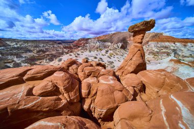 Çarpıcı hoodoo kaya oluşumları Kanab Utah yakınlarındaki Toadstool Hoodoos kırmızı kumlarından yükseliyor dramatik mavi gökyüzünün altında Amerika 'nın eşsiz jeolojisi ve güneybatısının vahşi güzelliğini gözler önüne seriyor.