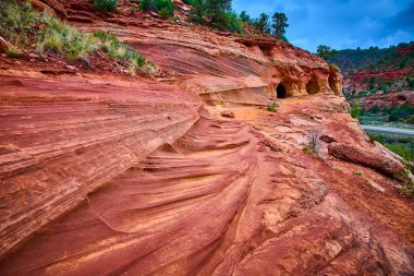 Kanab Utah yakınlarındaki çarpıcı kırmızı kaya oluşumları ve doğal kum mağaraları, dolambaçlı bir yol keşfi ile Amerika 'nın güneybatısının çarpıcı güzelliğini ve katmanlı dokusunu gözler önüne seriyor.