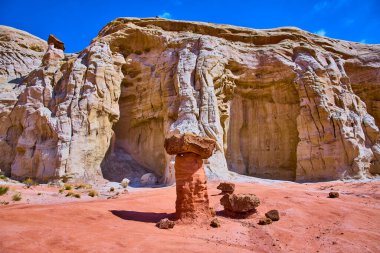 Çarpıcı hoodoo kaya oluşumu Kanab Utah yakınlarındaki Toadstool Hoodoos 'da dramatik kumtaşı uçurumları ve çöl manzarası ile Amerikan güneybatısındaki açık mavi gökyüzü altında duruyor.