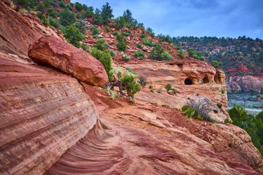 Mavili yalnız bir kaşif kırmızı kaya oluşumları arasında kumtaşı mağaraların yanında duruyor ve Kanab Utah yakınlarında katmanlı uçurumlar Amerikan güneybatı çölünde macera ruhunu yakalıyor..