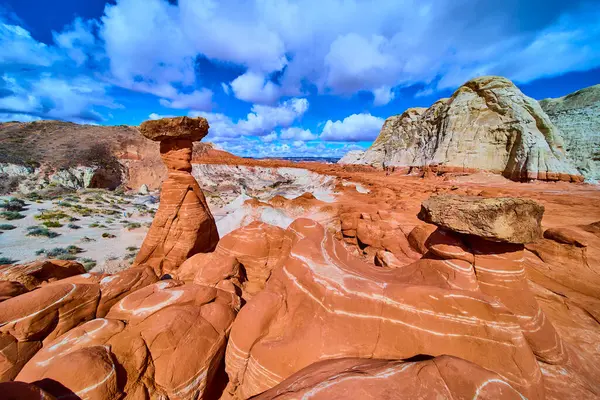 Grevci kabadayılar Kanab Utah yakınlarındaki Paria Rimrocks Toadstool Hoodoos 'dan yükseliyor. Canlı kumtaşı sütunları mavi gökyüzüne karşı duruyor ve dramatik bulutlar Güneybatının vahşi güzelliğini gösteriyor..