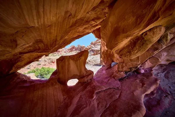 Nevada 'daki Whitney Pocket Ulusal Anıtı' nda doğal bir kemer oluşumunun çarpıcı görüntüsü kemer ve canlı çöl renkleri içinde katmanlı kumtaşı kemeri sergiliyor.