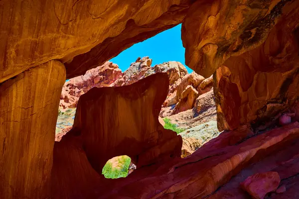 Nevada 'daki Gold Butte Ulusal Anıtı' nda nadir bulunan bir kemer içinde, parlak mavi gökyüzünün altında, Whitney Pocket yakınlarındaki engebeli güzelliği aydınlatan, kumtaşı kemeri şeklinde çarpıyor.