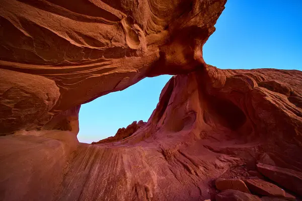 Golden Butte Ulusal Anıtı Nevada 'da çarpıcı bir kemer oluşumu canlı kırmızı kumtaşı ve Whitney Pocket' da berrak bir gökyüzünün altındaki süpürücü dokular
