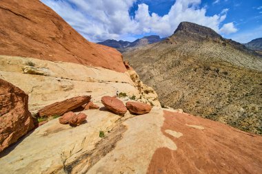 Canlı kumtaşı oluşumları ve uzak bir yürüyüşçü, Las Vegas Nevada yakınlarındaki Red Rock Kanyonu 'nda Turtlehead Tepesi' nin altında açık hava macerasının ruhunu yakalıyor..