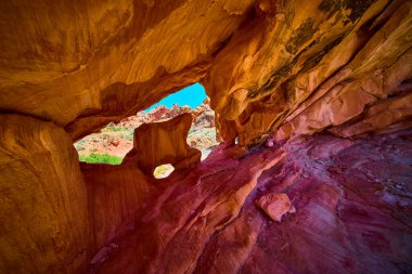 Parlak mavi gökyüzünün altındaki Ulusal Altın Göt Anıtı Nevada 'daki Whitney Pocket' da kemer içinde canlı kırmızı kumtaşı kemeri oluşumu.