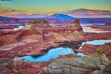 Utah 'taki Powell Gölü' ne bakan Alstrom Point 'te altın saat canlı kırmızı kaya izmaritleri, kanyonlarda süzülen mavi su ve çarpıcı bir güneybatı için güneş doğarken veya batarken pastel bir gökyüzü.