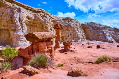Kanab Utah yakınlarındaki Toadstool Hoodoos 'un dramatik görüntüsü canlı mavi gökyüzü altında yükselen kaya oluşumları sergiliyor. Canlı kumtaşı renkleri, Amerikan Güneybatı Çölü 'nün eşsiz jeolojisini vurgular..