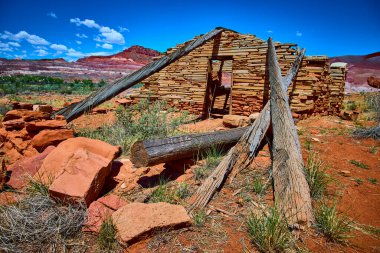 Kanab yakınlarındaki güneşli Utah çölünde harabeler, canlı tasarruflar ve engebeli arazi Eski Batı ve Hollywood sinema tarihinin ruhunu çağrıştırıyor.