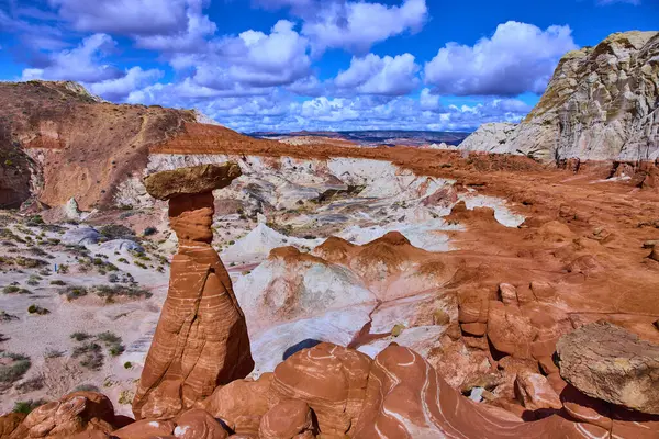 Kanab Utah yakınlarındaki Toadstool Hoodoos 'da dengeli bir kayayla kırmızı kumtaşı büyüsü yükseliyor. Amerika' nın güneybatısının güzelliğini gözler önüne seriyor.