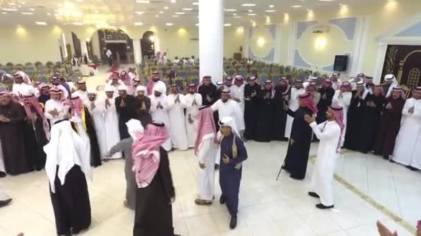 リヤドサウジアラビア11 2022サウジアラビアの男性伝統的なグループは 結婚式ホールの空中ビューで踊るアラブ文化のドレッシングThobe Shemah Agal頭スカーフ — ストック動画