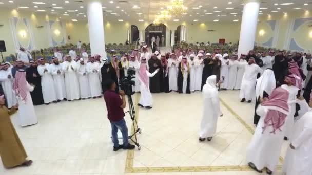 沙特阿拉伯利雅得11 2022年沙特阿拉伯男子传统团体在婚礼大厅里跳舞空中观看阿拉伯文化服装原址谢马尔头巾 — 图库视频影像