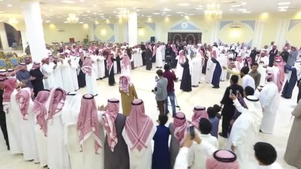 Саудовская Аравия 2022 Мужчины Саудовской Аравии Традиционные Групповые Танцы Свадебном — стоковое видео