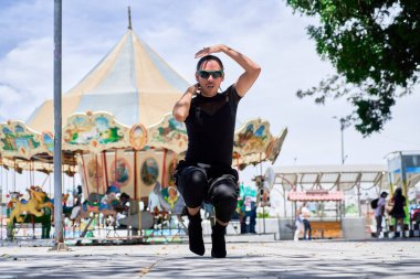 Genç LGBT dansçısı şehir sokaklarında vogue koreografisi yapıyor.