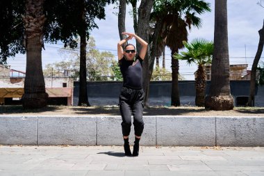 Kadın dansçının şehir dansı gösterisi.