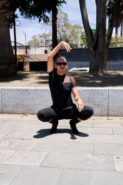 Genç LGBT dansçısı şehir sokaklarında vogue koreografisi yapıyor.