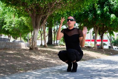 Kadın dansçının şehir dansı gösterisi.