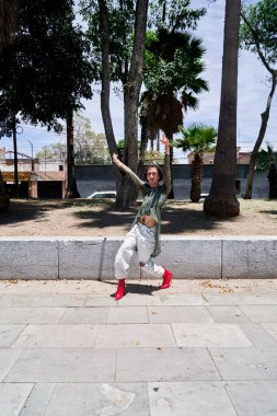 Kadın dansçının şehir dansı gösterisi.