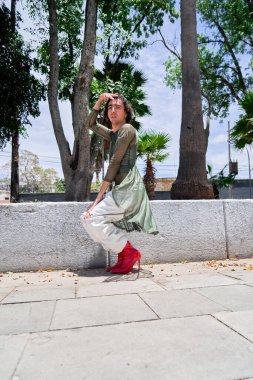 Şehrin sokaklarında gösteri yapan Vogue dansçısı. Gurur ve lgbt kavramı.