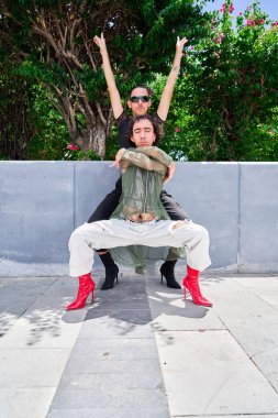 İki dansçıdan Urban Vogue dansı performansı