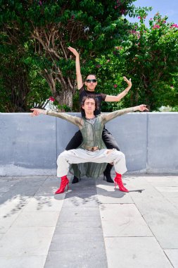 İki ikili dansçı sokak dansı ve Vogue ile gururu kutluyor.