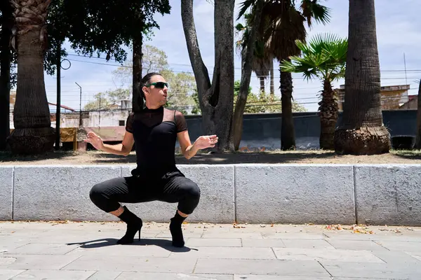 Şehrin sokaklarında gösteri yapan Vogue dansçısı. Gurur ve lgbt kavramı.