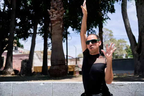 Kadın dansçının şehir dansı gösterisi.