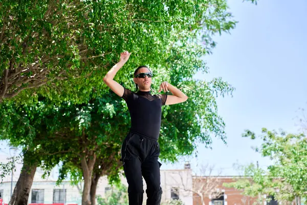 Şehrin sokaklarında gösteri yapan Vogue dansçısı. Gurur ve lgbt kavramı.