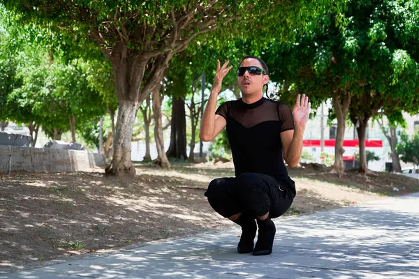 Kadın dansçının şehir dansı gösterisi.