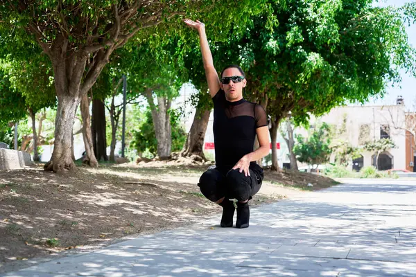 Genç LGBT dansçısı şehir sokaklarında vogue koreografisi yapıyor.