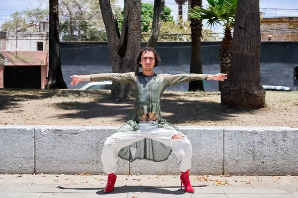 Şehrin sokaklarında gösteri yapan Vogue dansçısı. Gurur ve lgbt kavramı.