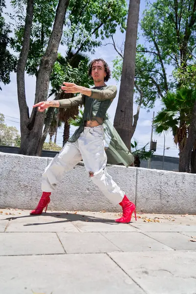 Sokak dansı ve Vogue ile gururu kutlayan erkek dansçı