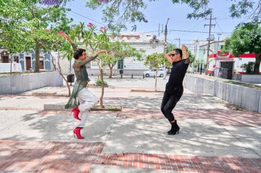 Vogue dansı yapan iki sanatçı şehrin sokaklarında gösteri yapıyor. Gurur ve lgbt kavramı.