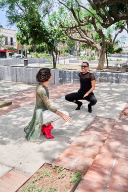 İki ikili dansçı sokak dansı ve Vogue ile gururu kutluyor.