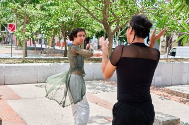 İki ikili dansçı sokak dansı ve Vogue ile gururu kutluyor.