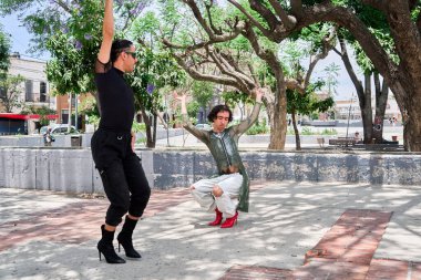 İki ikili dansçı sokak dansı ve Vogue ile gururu kutluyor.