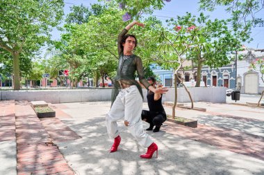 Vogue dansı yapan iki sanatçı şehrin sokaklarında gösteri yapıyor. Gurur ve lgbt kavramı.