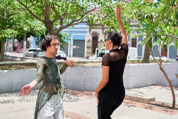 Vogue dansı yapan iki sanatçı şehrin sokaklarında gösteri yapıyor. Gurur ve lgbt kavramı.