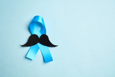 Prostat kanseri farkındalığı ayı ve erkekler bıyıklı mavi kurdele