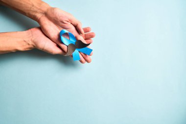 Mavi kurdeleli ve bıyıklı eller prostat kanseri farkındalığını destekliyor.