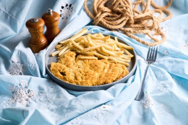 Tavuk şnitzel ya da kızarmış patatesli Milano.