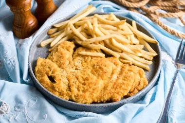 Bir tabak sığır eti, pamuk ya da yanında patates kızartması ile şnitzel.