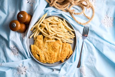 Tavuk şnitzel ya da kızarmış patatesli Milano.