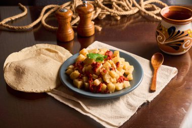 Geleneksel Meksika güveci ve patates.