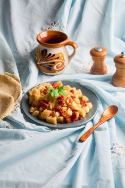 Geleneksel Meksika güveci ve patates.