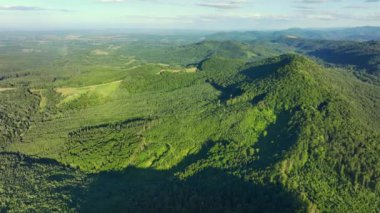 Yaz aylarında Ukrayna Karpatları 'nın kuş bakışı manzaralı dağ manzarası. Kamera soldan sağa dönüyor, 4K, UltraHD.