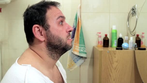 Hombre Levanta Con Cara Mojada Reacciona Divertido Agua Fría Mira — Vídeos de Stock