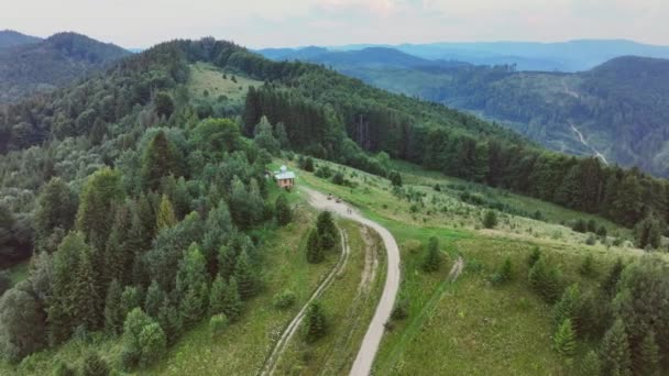 카메라는 오른쪽으로 꼭대기에 주위에 그리고 놀라운 풍경을 드러내는 우크라이나어 카르파티안 — 비디오
